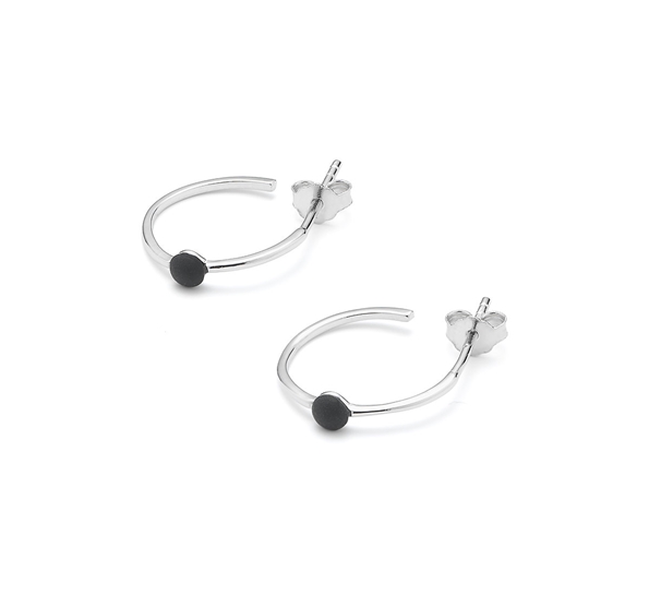 Med håndlagde porselensperler.