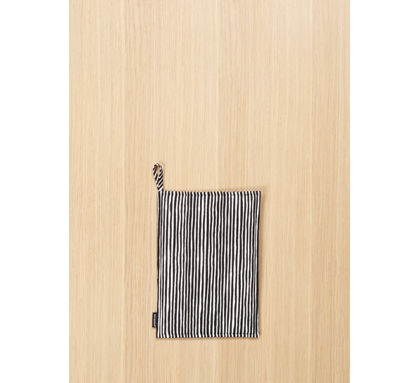 Varvunraita grytelapp sort hvit fra Marimekko