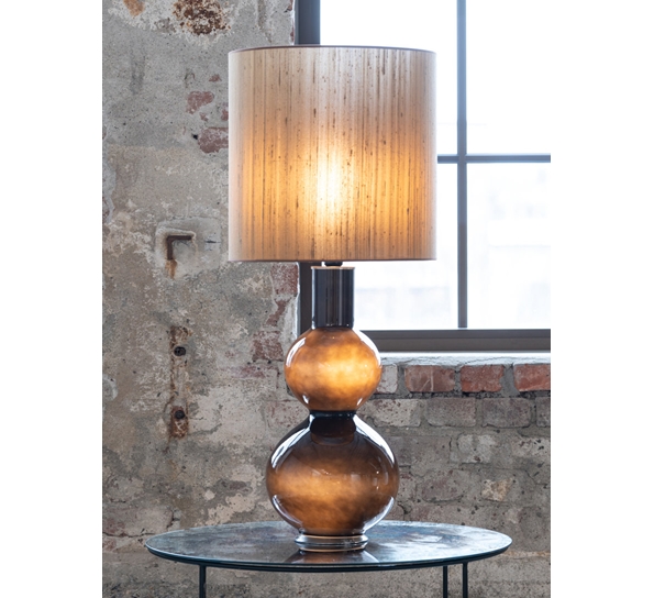 <p>Augusta lampe 90 cm fot sort, silkeskjerm 40x40 cm gylden Flavia</p>