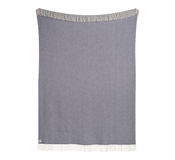 <p>Kattefot frynsepledd ull midnattblå 150x220 cm fra Røros Tweed</p>
