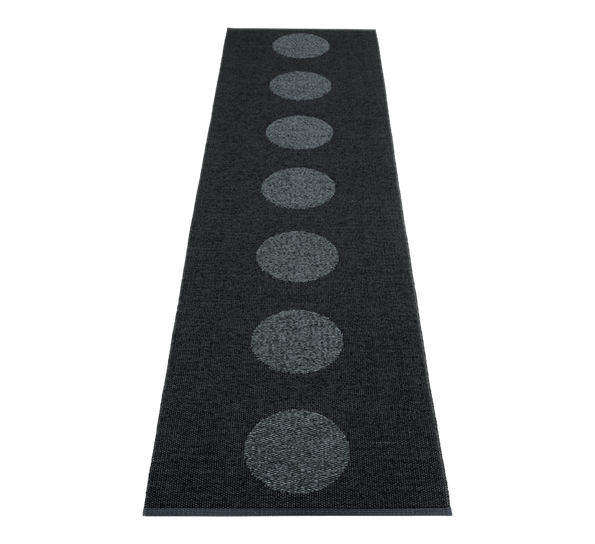 VERA 2.0 matte sort sortmetallic 70x280 cm fra Pappelina