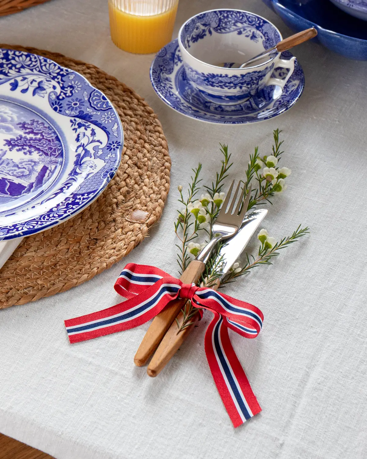 17. mai-bord inspirasjon – dekket bord med servise