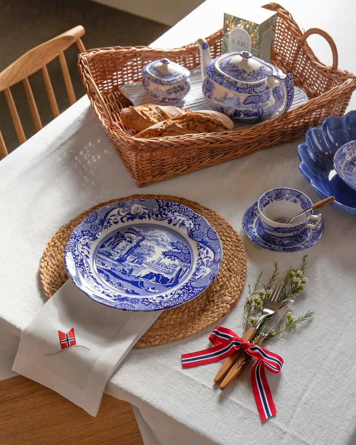 Dekket 17. mai-bord med Spode Blue Italian servise