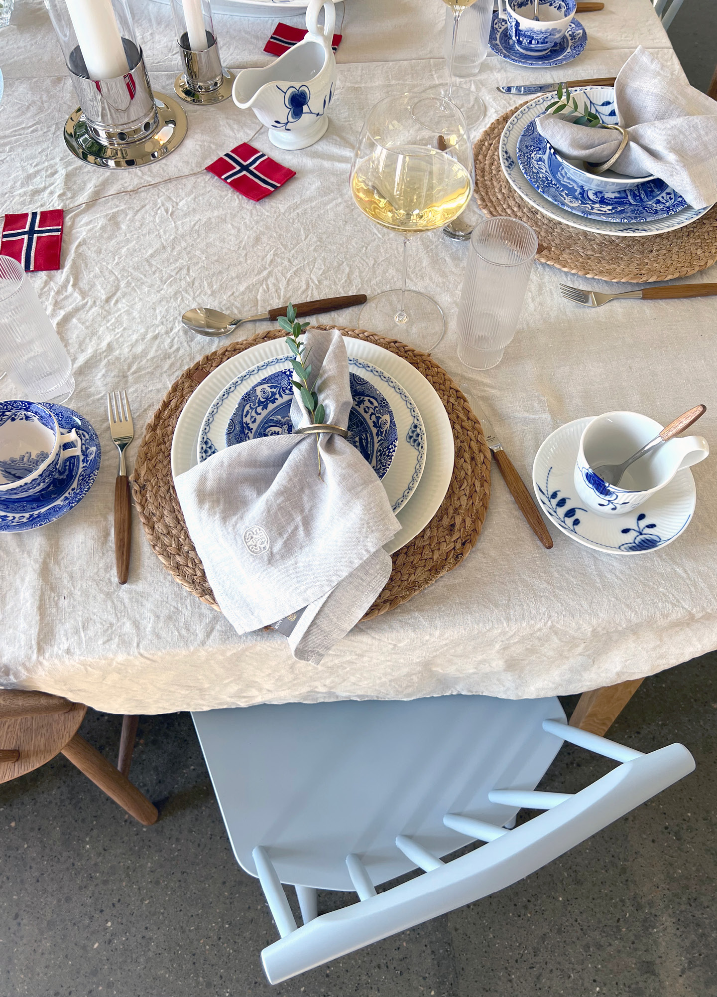 17-mai-royal-copenhagen-skaugum-spode-blue-italian-riedel-festbord-borddekking7.jpg
