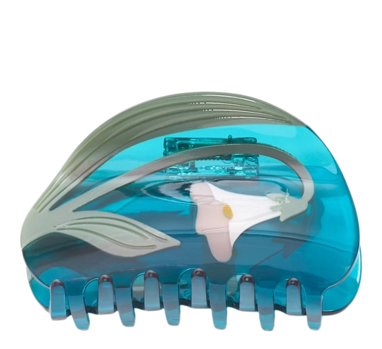 <p>Hårklemme Alba hvit rankeblomst i turkis Designforevig accessories</p>
