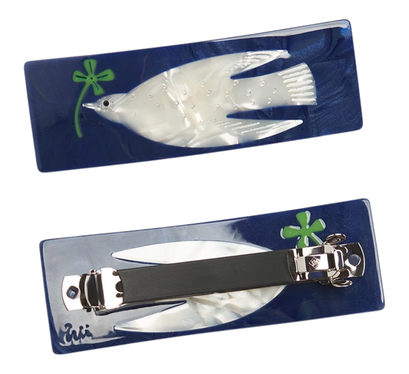 <p>Hårklemme fransk barrette hvit due med firkløver Designforevig accessories</p>
