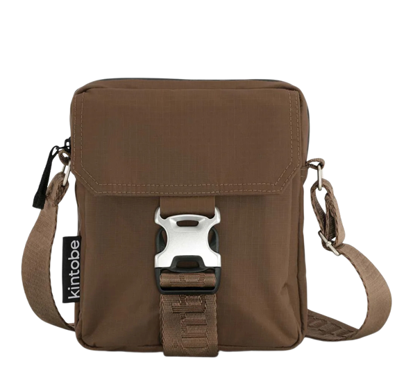 <p>Nico crossbody bag&nbsp;17x20x4 cm earth brown fra Kintobe</p>
