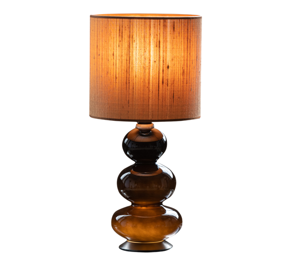<p>Augusta lampe 45 cm fot sort, silkeskjerm 20x25 cm gylden Flavia</p>

