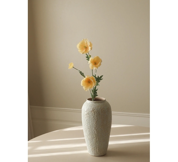 <p>Kunstig blomst Poppy Four Heads Valmue gul fra Botanè Studios</p>
