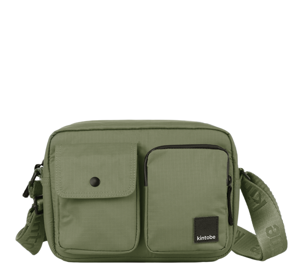 <p>Miles crossbody bag 25x18x8&nbsp;cm olive leaf fra Kintobe</p>
