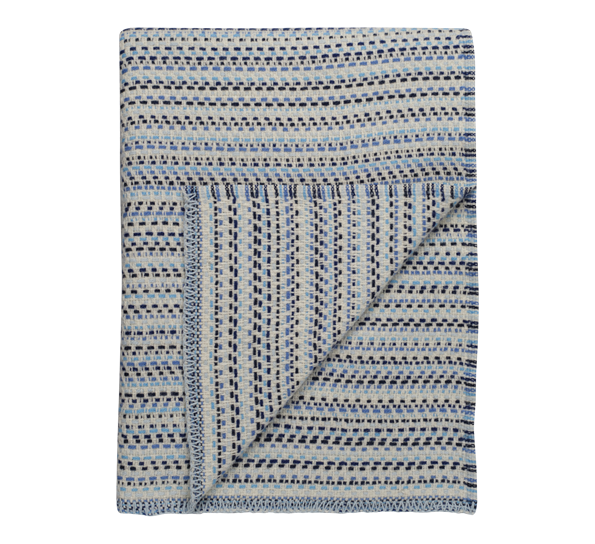 <p>Juli pledd blå 150x200 cm fra Røros Tweed</p>
