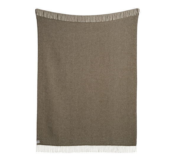 <p>Kattefot frynsepledd ull mosegrønn 150x220 cm fra Røros Tweed</p>
