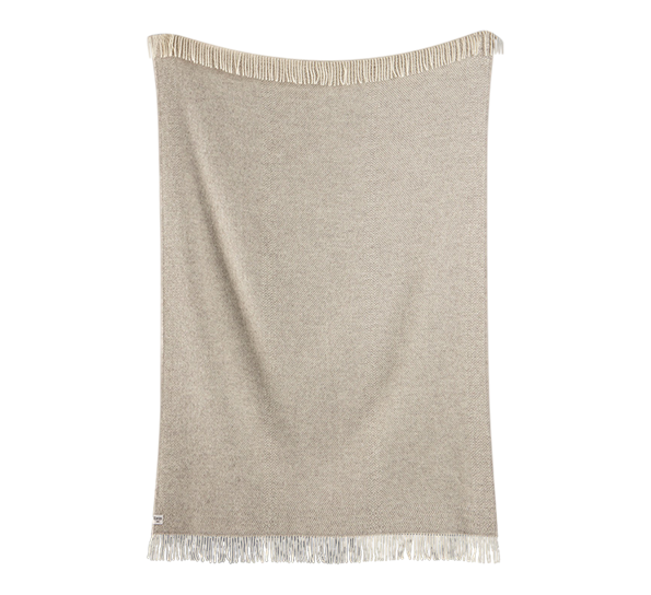 <p>Kattefot frynsepledd ull lys gråmelert 150x220 cm fra Røros Tweed</p>
