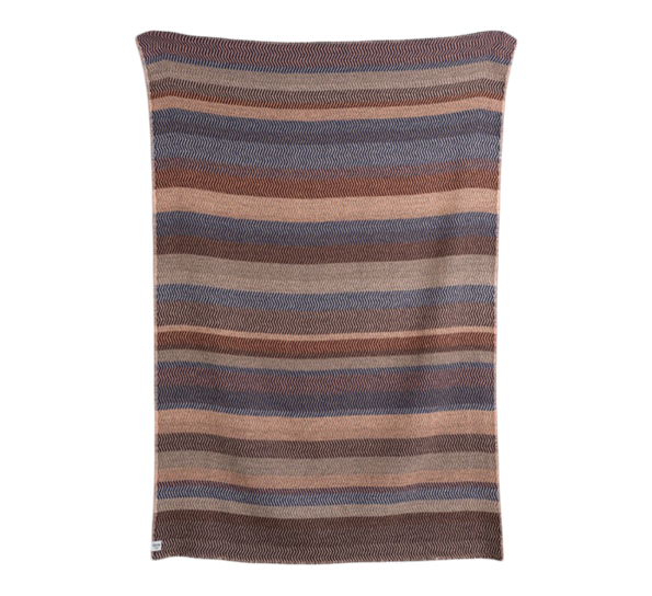 <p>Fri pledd By the Fire 150x200&nbsp;cm fra Røros Tweed</p>
