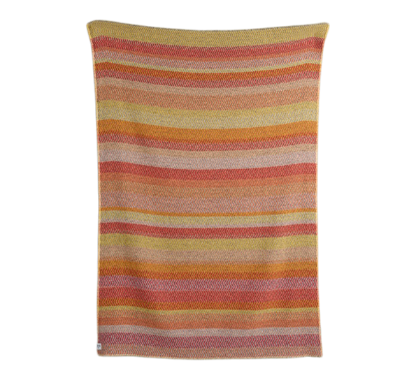 <p>Fri pledd Summer Red 200x150 cm fra Røros Tweed</p>
