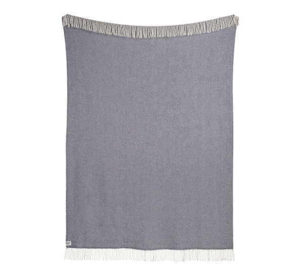 <p>Kattefot frynsepledd ull midnattblå 150x220 cm fra Røros Tweed</p>
