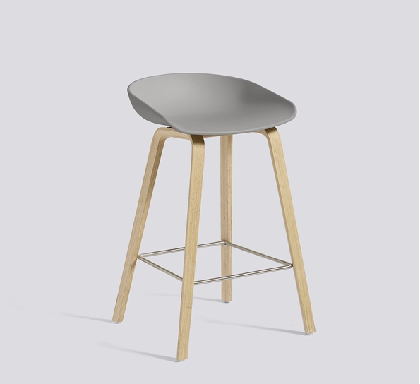 AAS32 barstol 65 cm såpebehandlet eik concrete grey fra HAY