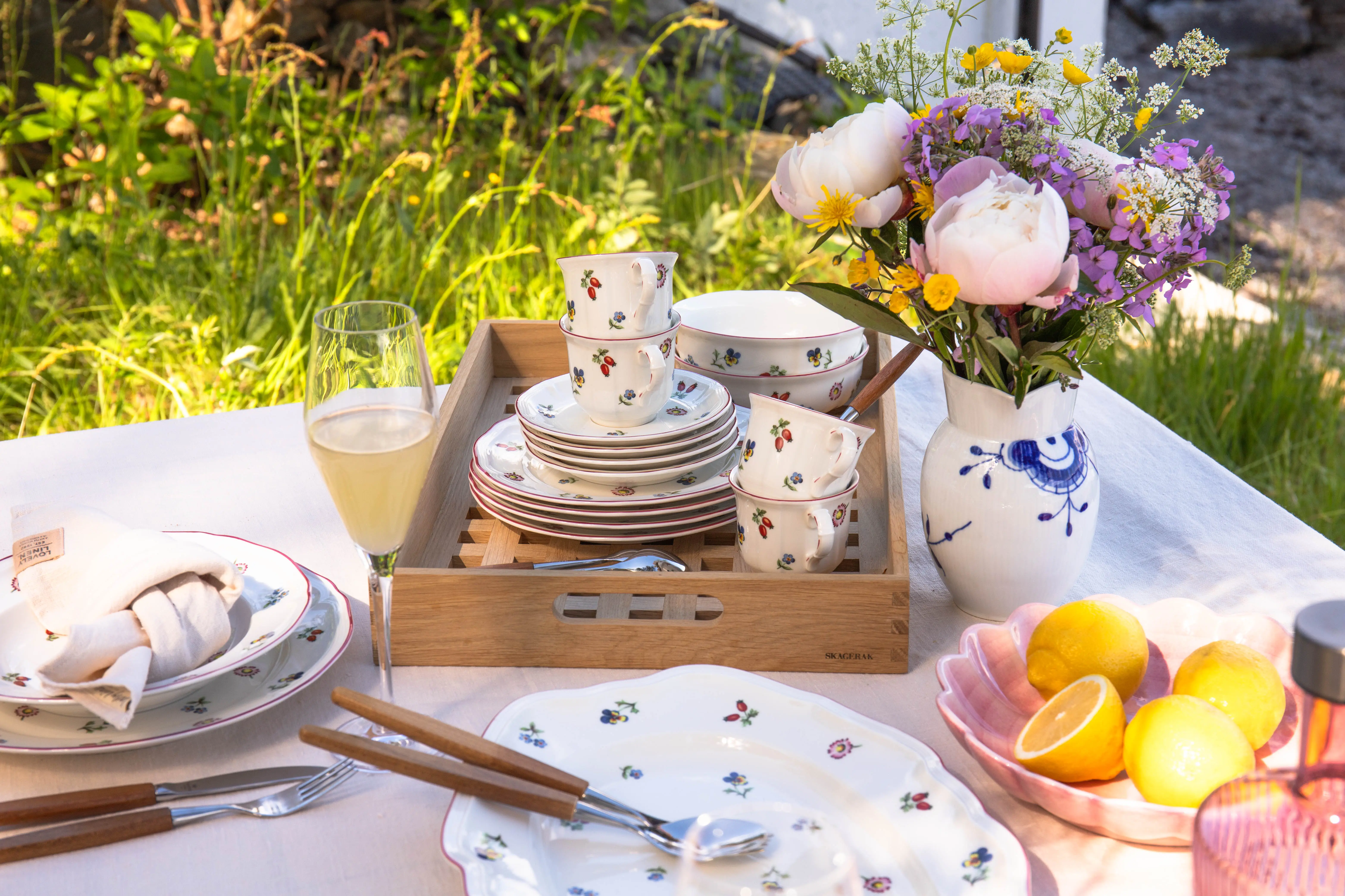 Petite Fleur sommerbord i sommerlys
