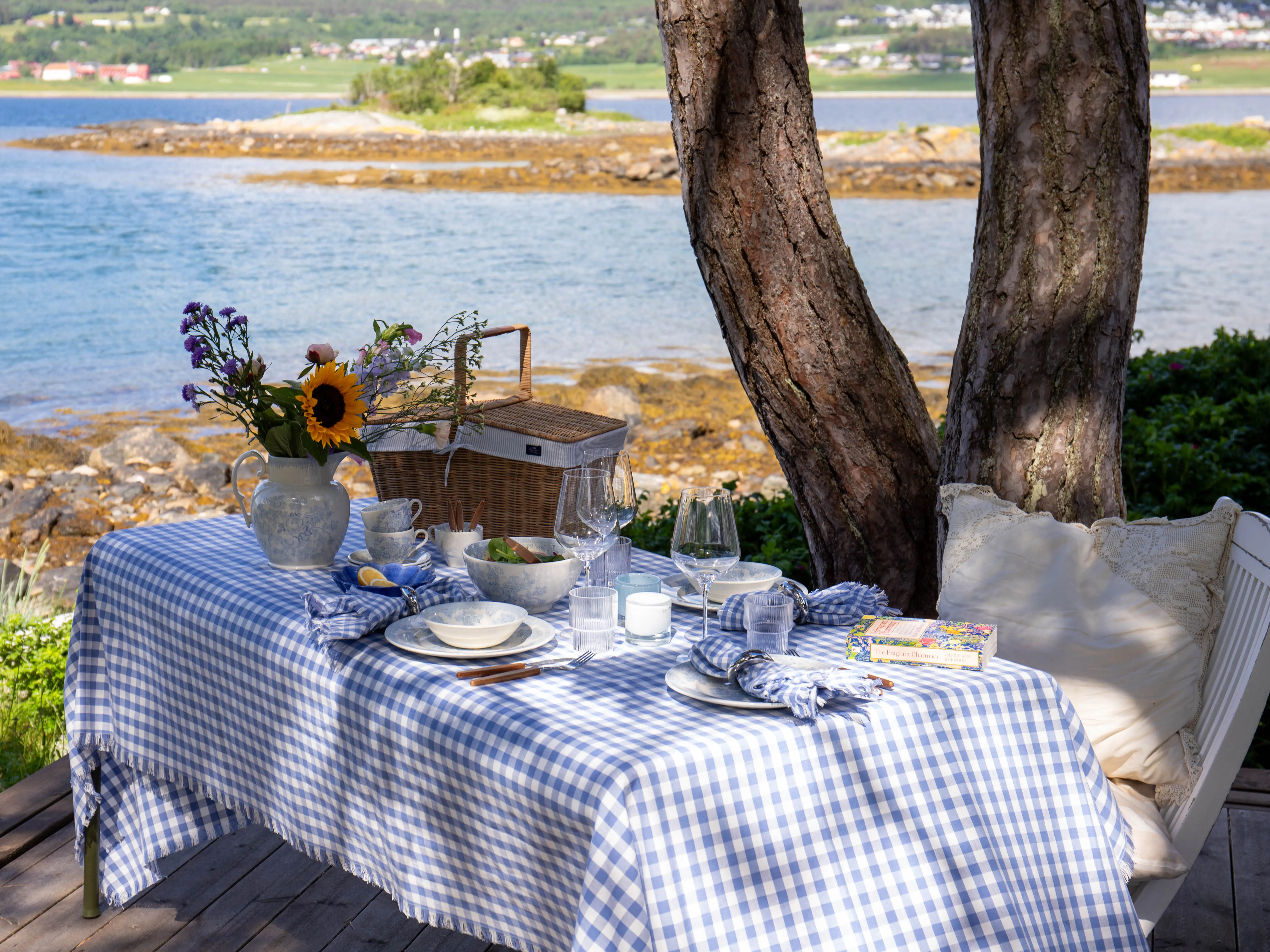 Burleigh sommerbord ved norsk fjord