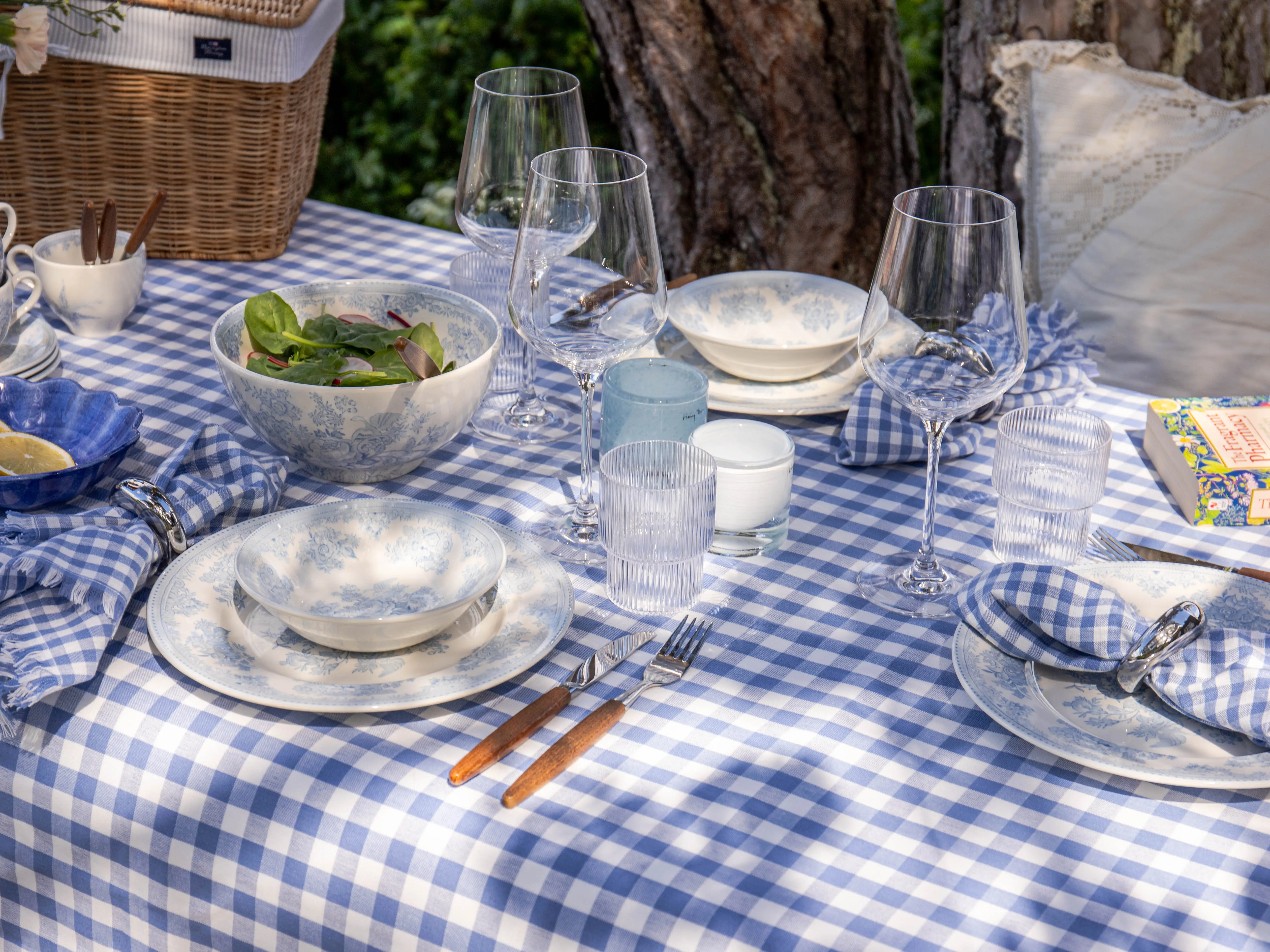 Sommerbord dekket med Burleigh Blue Asiatic Pheasants