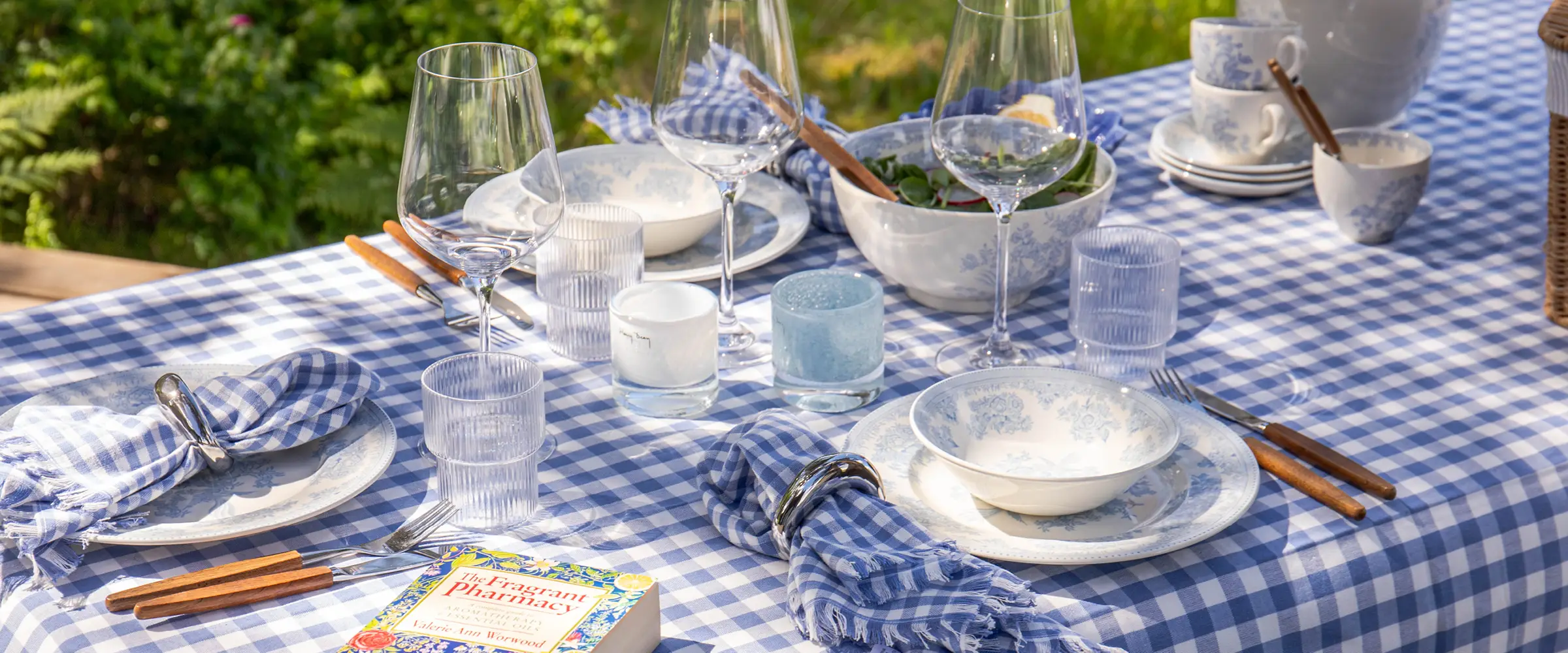 Sommerbord med Burleigh Blue Asiatic Pheasants og ByTimo tekstiler