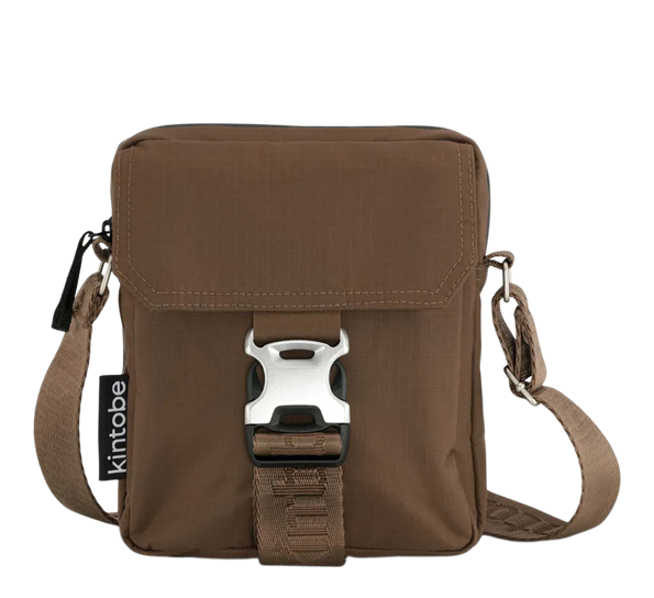 <p>Nico crossbody bag&nbsp;17x20x4 cm earth brown fra Kintobe</p>

