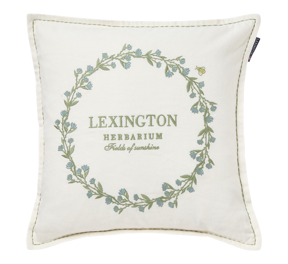 <p>Logo og krans putetrekk&nbsp;50x50 cm hvit eucalyptus blå Lexington</p>
