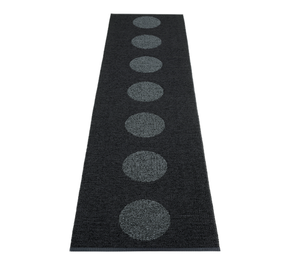VERA 2.0 matte sort sortmetallic 70x280 cm fra Pappelina