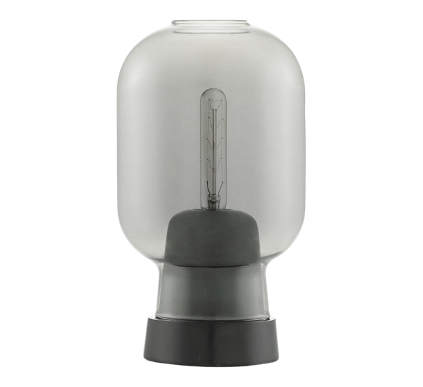 Amp bordlampe smoke sort fra Normann Copenhagen