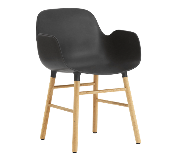 Form stol med armlene sort eik fra Normann Copenhagen