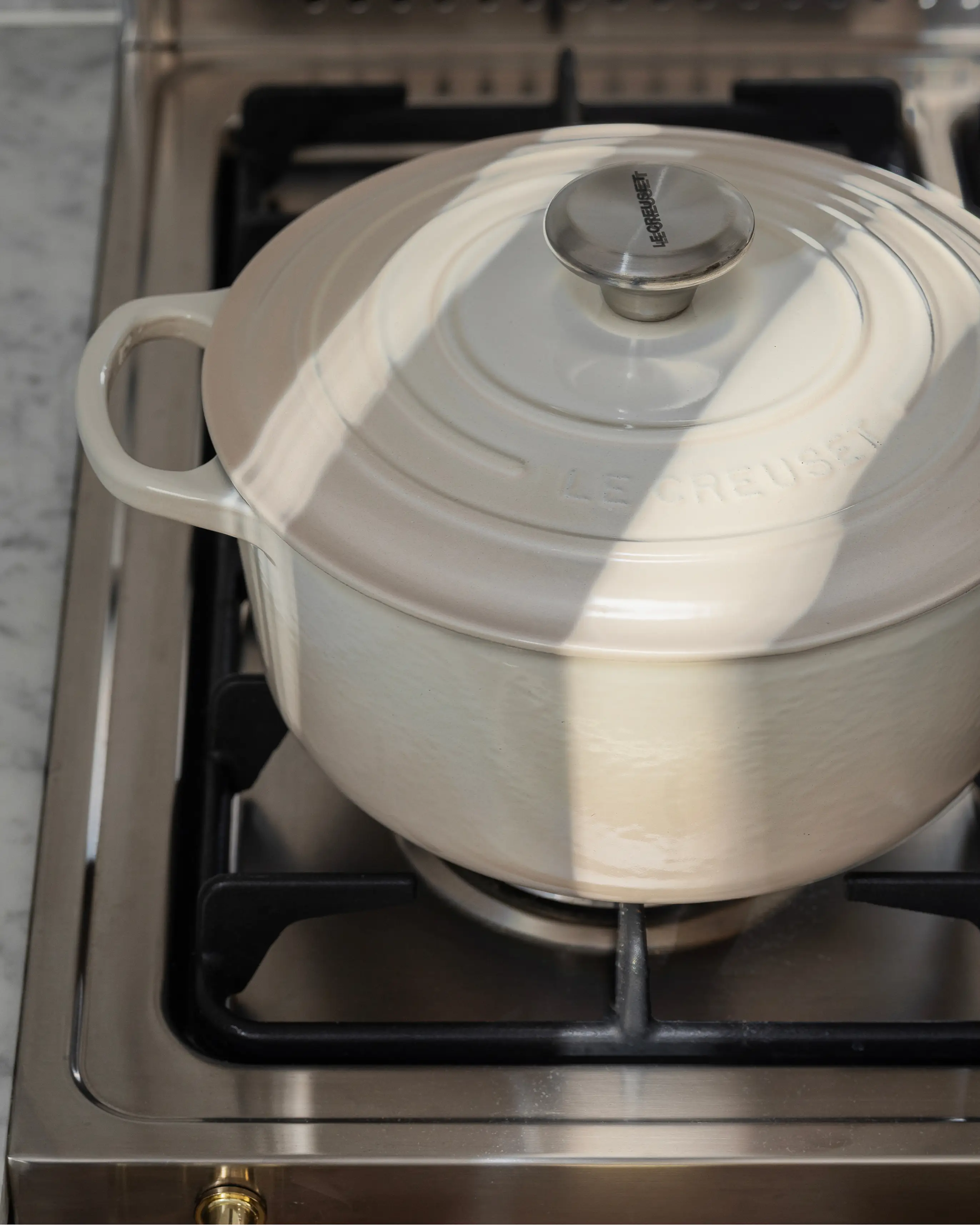 Le Creuset jerngryte i meringue på komfyren
