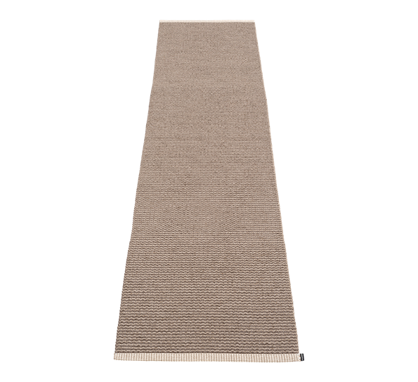 Mono matte dark mud 60x250 cm fra Pappelina