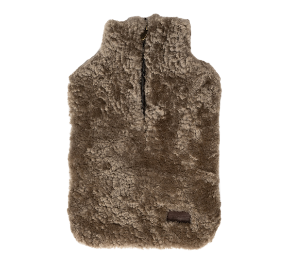 <p>Kerri Cozy varmeflasketrekk 23x35 cm stone Shepherd of Sweden</p>