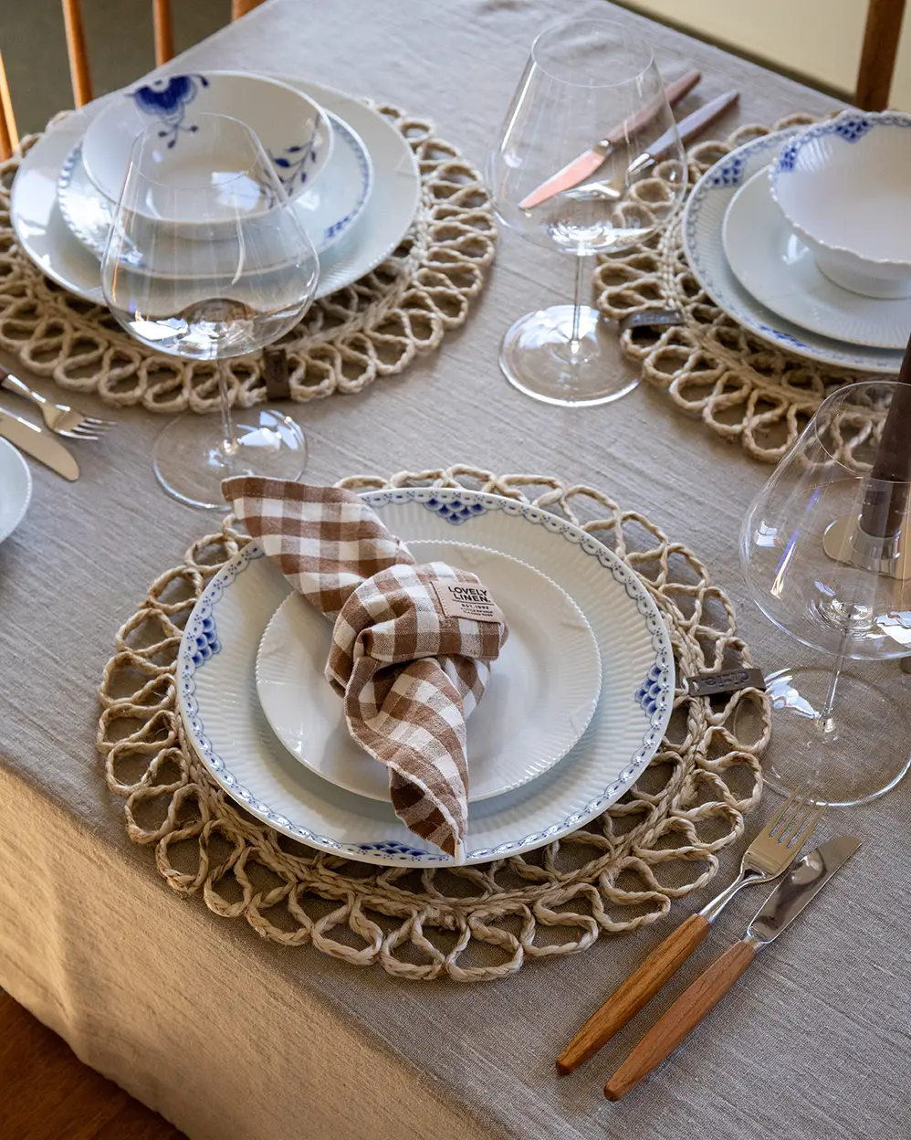 Royal Copenhagen Blå Mega Riflet med rutete serviett