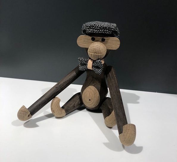 <p>Egon sixpence og sløyfe Kjær Bak</p>