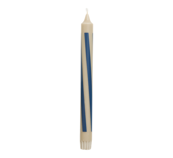 <p>Pattern Candle lys 24cm m&oslash;rk sand m&oslash;rkebl&aring; fra HAY</p>