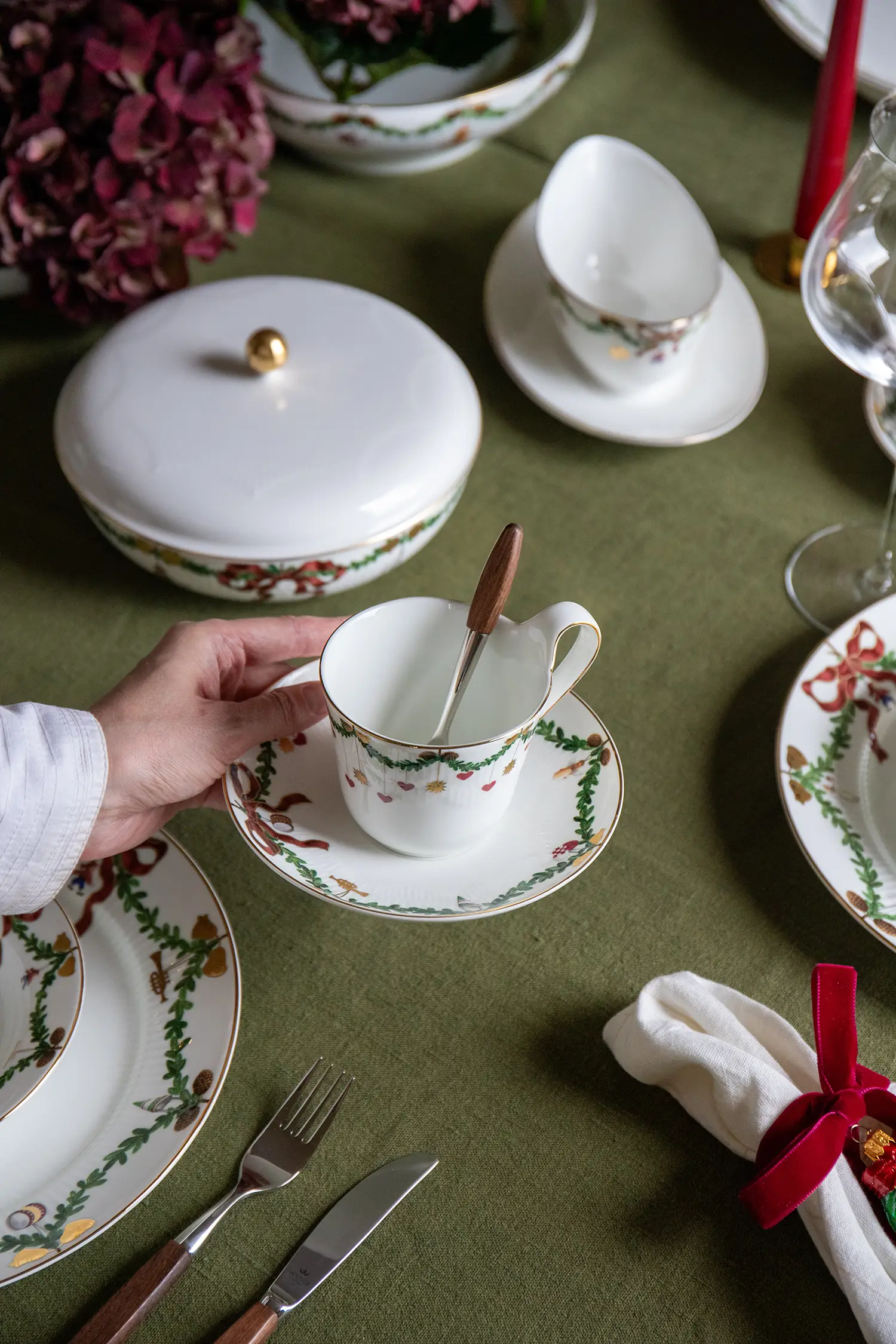 Royal Copenhagen Stjerneriflet Jul dekket på grønn linduk