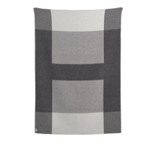 Syndin pledd gråmelert 135x200 cm fra Røros Tweed