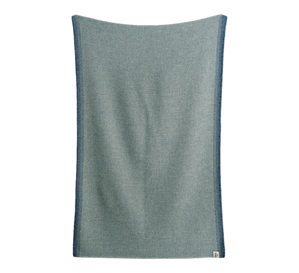 Una halvpledd blått fra Røros Tweed