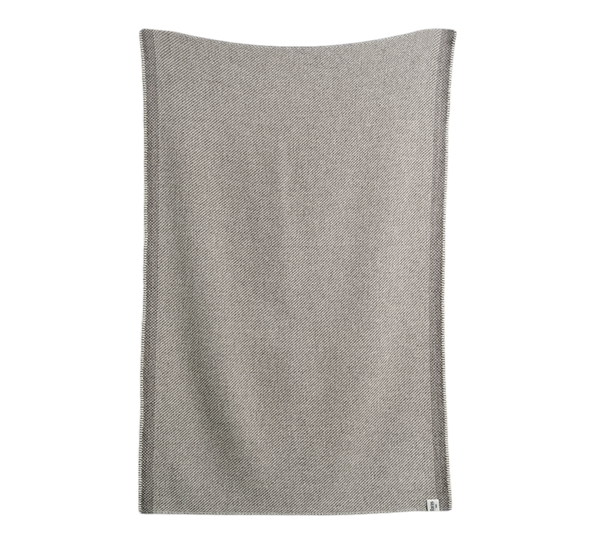 Una halvpledd grått fra Røros Tweed