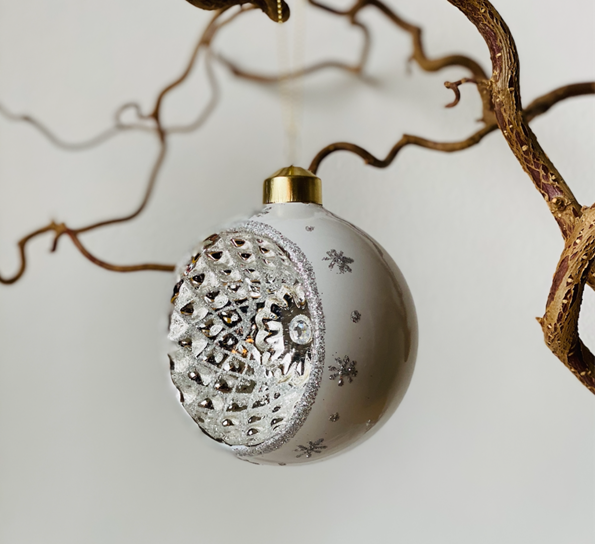 Julekule vintage hvit blank krater & sølvdekor fra Und