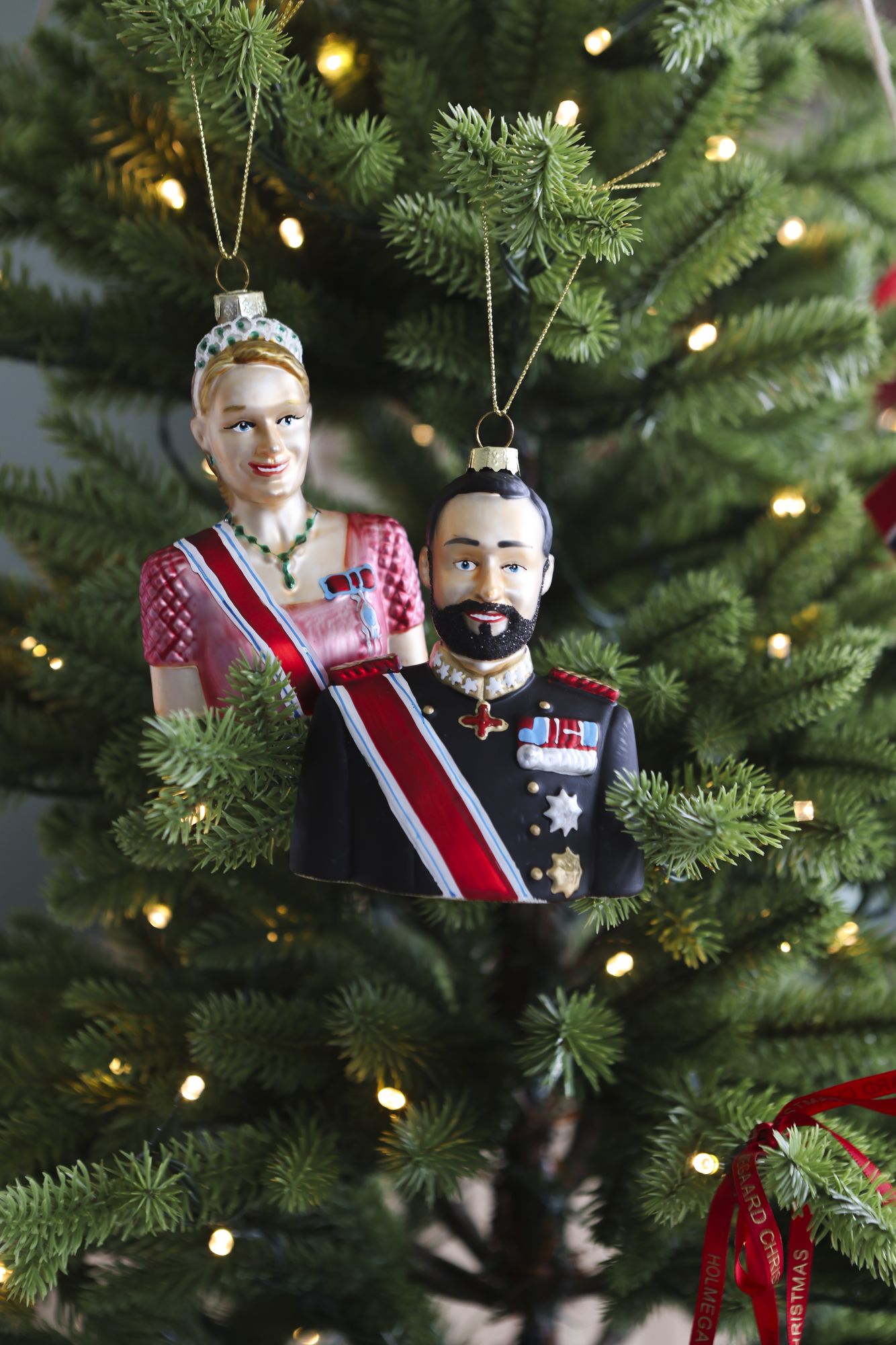 Julekuler fra Heim med kongeparet på juletreet