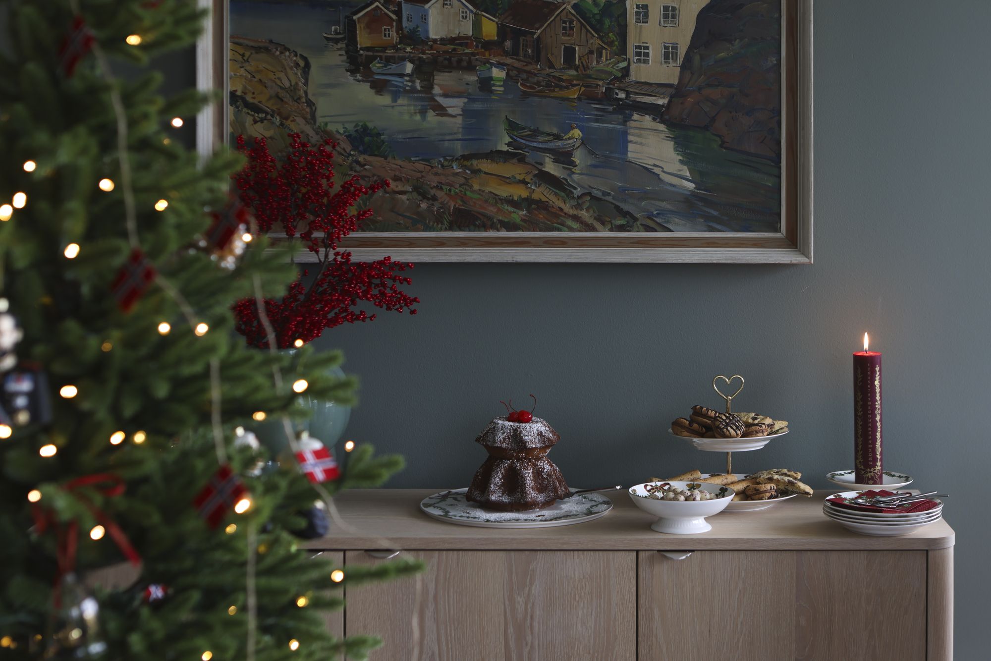 Juletre, maleri og pyntet skjenk hjemme hos Mai Brit