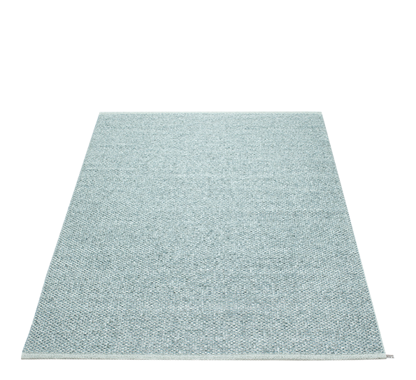 Svea matte azurblå metallic 180x260 cm fra Pappelina