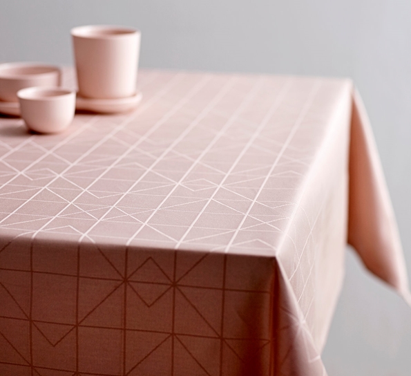 Duk refined damask pale rose 140x270 cm fra Södahl