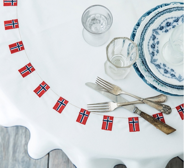 Duk med norske flagg 120 cm fra Langkilde & Søn