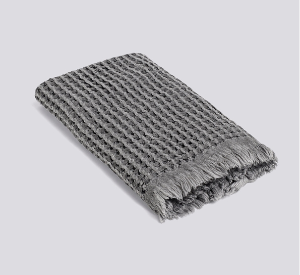 Waffle gjestehåndkle mørk grå fra HAY