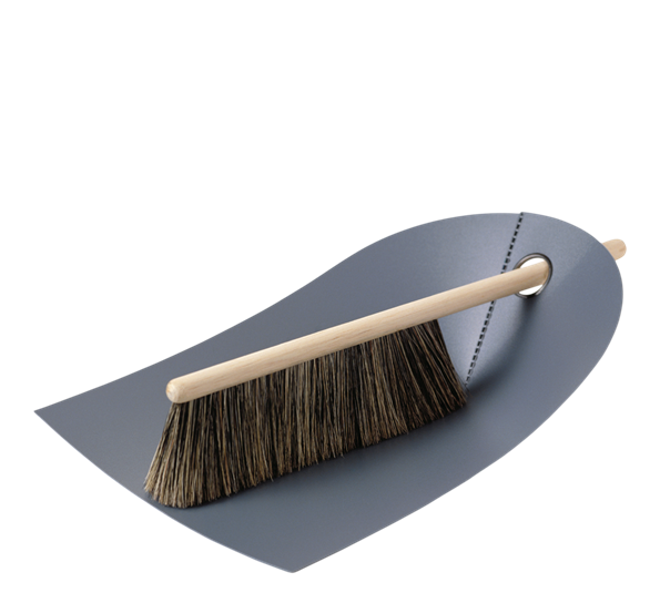 Feiebrett med kost mørkegrå fra Normann Copenhagen